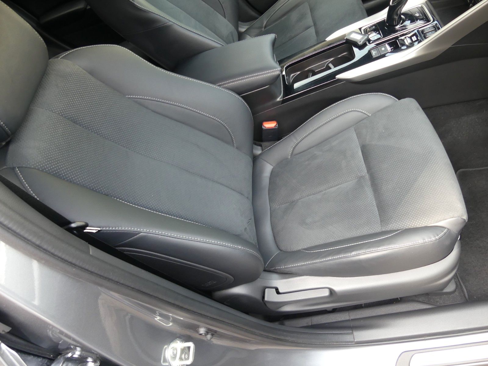 Fahrzeugabbildung Mitsubishi Eclipse Cross Plus Select Black Hybrid 4WD