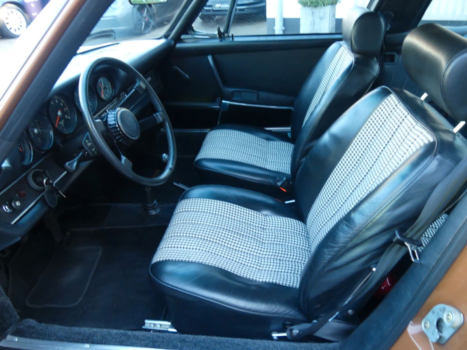 Fahrzeugabbildung Porsche 911 E Targa mit 114 KW in einem Top Zustand